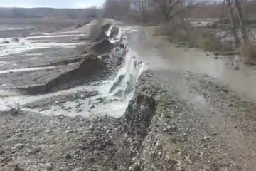 El Ebro se desborda en Arguedas